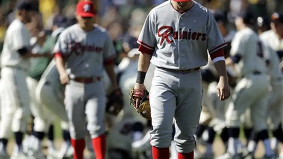 Pierden Oliver Pérez y Seattle ante Oakland en 13 entradas