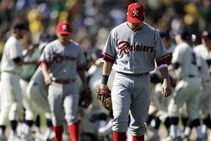 Pierden Oliver Pérez y Seattle ante Oakland en 13 entradas