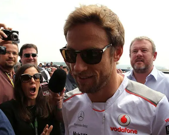 Button se adjudica el GP de Brasil