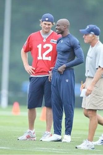 Tom Brady le da la bienvenida a Chad Ochocinco en los Patriotas de Nueva Inglaterra (IMAGEN TOMADA DE INTERNET)