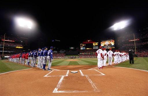 Los jugadores listos para saltar al diamante. FOTO: AP