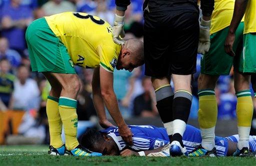 Drogba salió inconsciente del campo. FOTO: AP