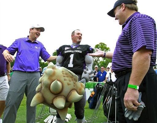 El golfista pagó su deuda a su compañero J.J. Henry. FOTO: AP
