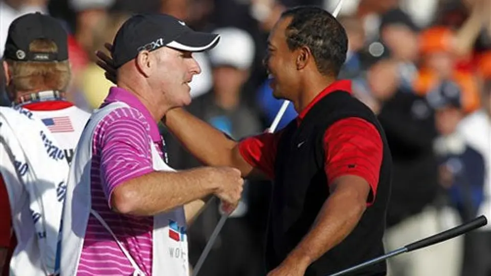 Tiger Woods conquista un título tras dos años de sequía