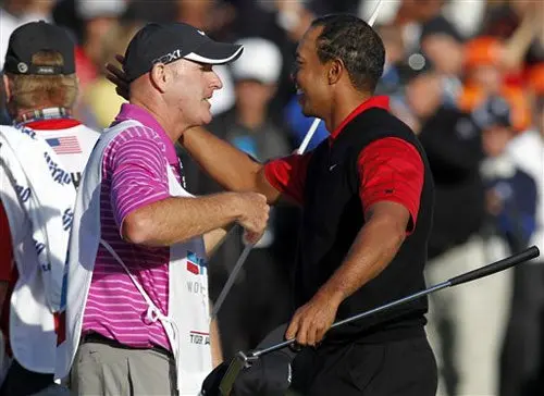 Tiger Woods conquista un título tras dos años de sequía