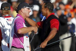 Tiger Woods conquista un título tras dos años de sequía