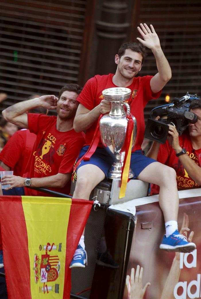 Iker Casillas portando el trofeo de Europa l EFE