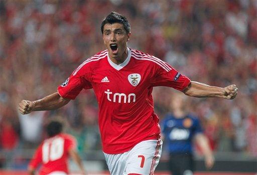 Oscar Cardozo hizo un gran amague ante Evans y definió perfecto para adelantar al cuadro local. FOTO: AP