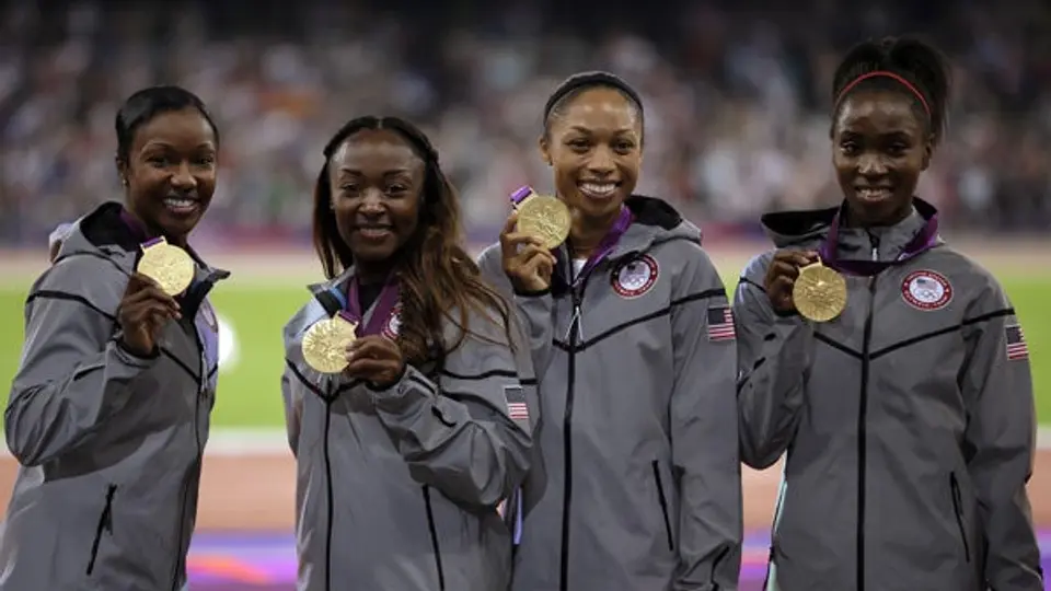 Estados Unidos destroza el récord mundial en el 4x100 femenil