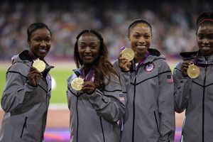 Estados Unidos destroza el récord mundial en el 4x100 femenil