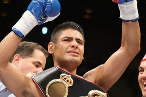 Mexicano Salgado retiene cetro superligero FIB