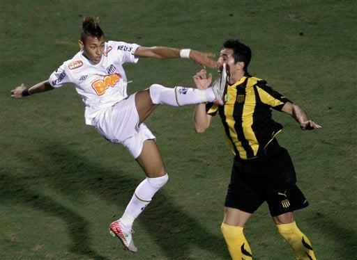 Neymar contribuyó al triunfo con un gol al 47', pero también con esta peligrosa acción sobre Alejandro Gonzalez. FOTO: AP