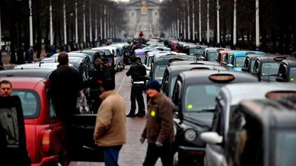 200 taxistas protestan por restricción en Londres