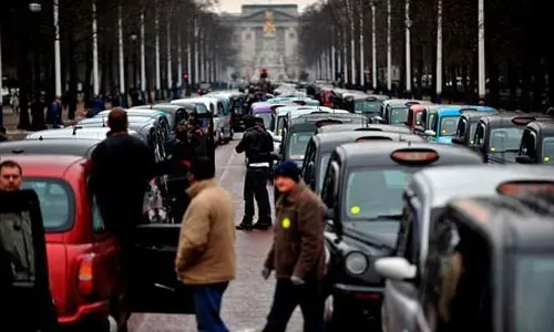 200 taxistas protestan por restricción en Londres