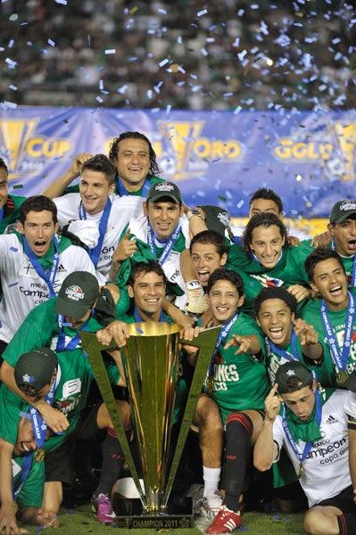 Con el Tricolor, celebrando la obtención de la Copa Oro 2011 en Estados Unidos. FOTO: ARCHIVO RÉCORD
