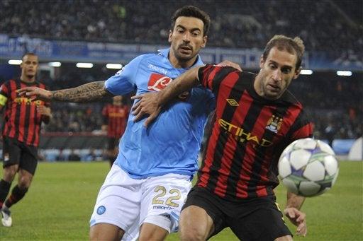 Ezequiel Lavezzi y Pablo Zabaleta disputan el esférico. FOTO: AP