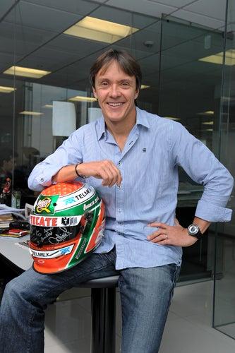 Adrián Fernández visitó las instalaciones de RÉCORD