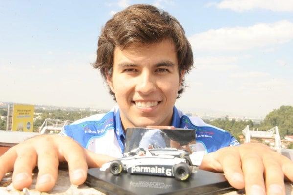Checo Pérez visitó las instalaciones de Récord