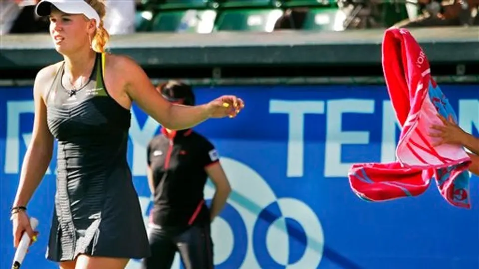 Wozniacki remonta para vencer a Dementieva y se corona en Pan Pacific