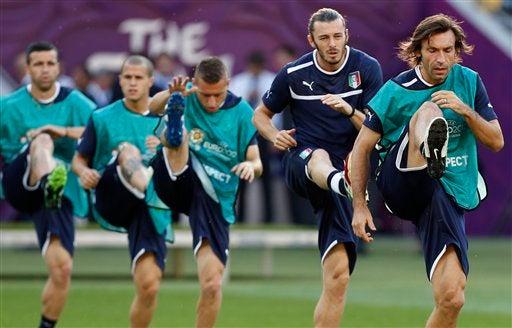 Pirlo encabezó el entrenamiento de la selección italiana l AP