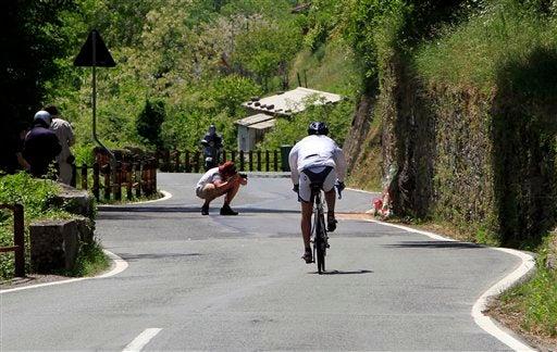 Se formó un altar improvisado en memoria del ciclista belga (FOTO: AP)