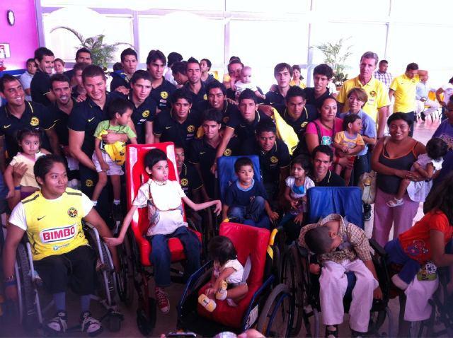 Los niños se sorprendieron por la presencia de sus ídolos. FOTO: @carlosreinoso8