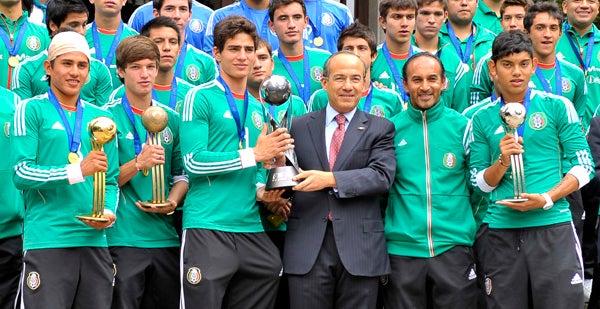 La Sub-17 como nuevo Campéon visita Los Pinos