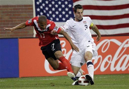 Simeon Jackson y Carlos Bocanegra. FOTO: AP