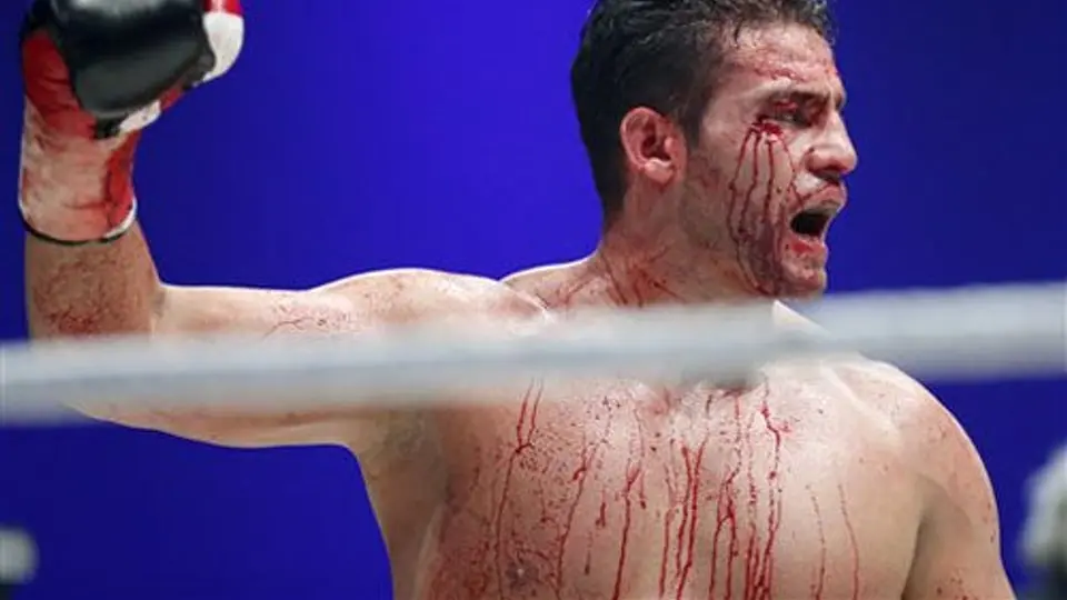 Vitali Klitschko se mantiene como monarca de los pesados