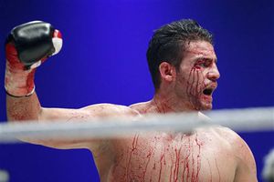 Vitali Klitschko se mantiene como monarca de los pesados