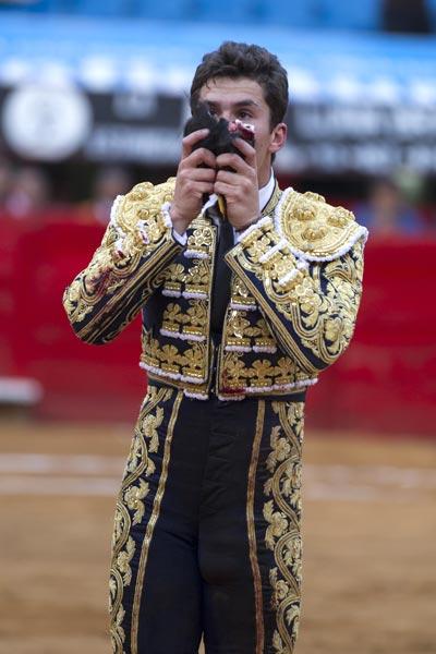 Cortó 2 orejas a su primero de la tarde, 'Luna Brava' de la ganadería La Estancia | RICARDO FLORES