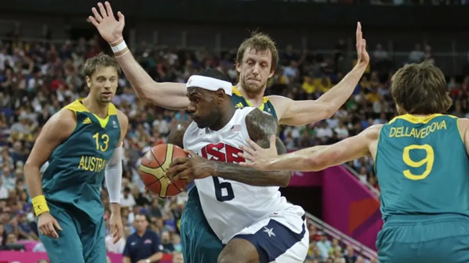 LeBron consigue el primer triple-doble de EUA en historia de JO