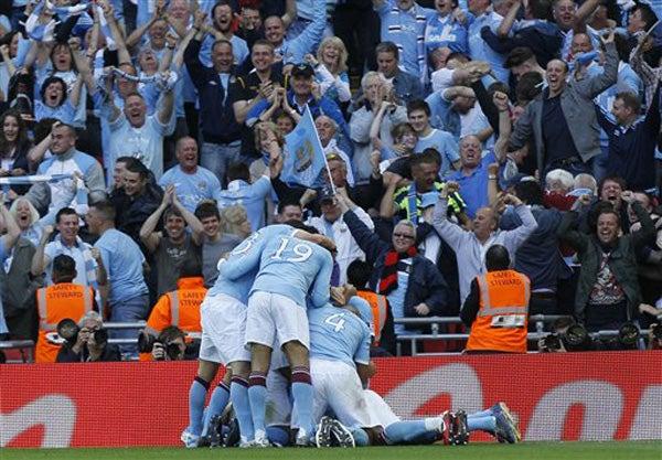 Los jugadores del City festejan el gol de Touré (FOTO: AP)