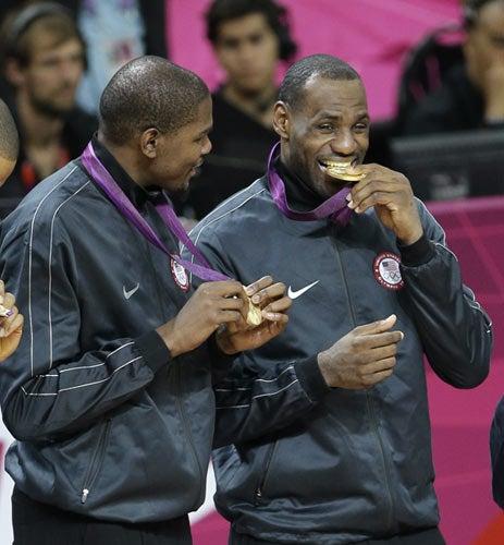 En la mano de LeBron, la medalla se ve pequeña | AP