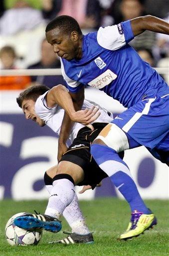 Pablo Hernandez del Valencia y  Khaleem Hyland del Genk. FOTO: AP