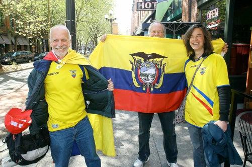 Los seguidores ecuatorianos no dejaron de apoyar todo el tiempo a su selección. FOTO: MEXSPORT
