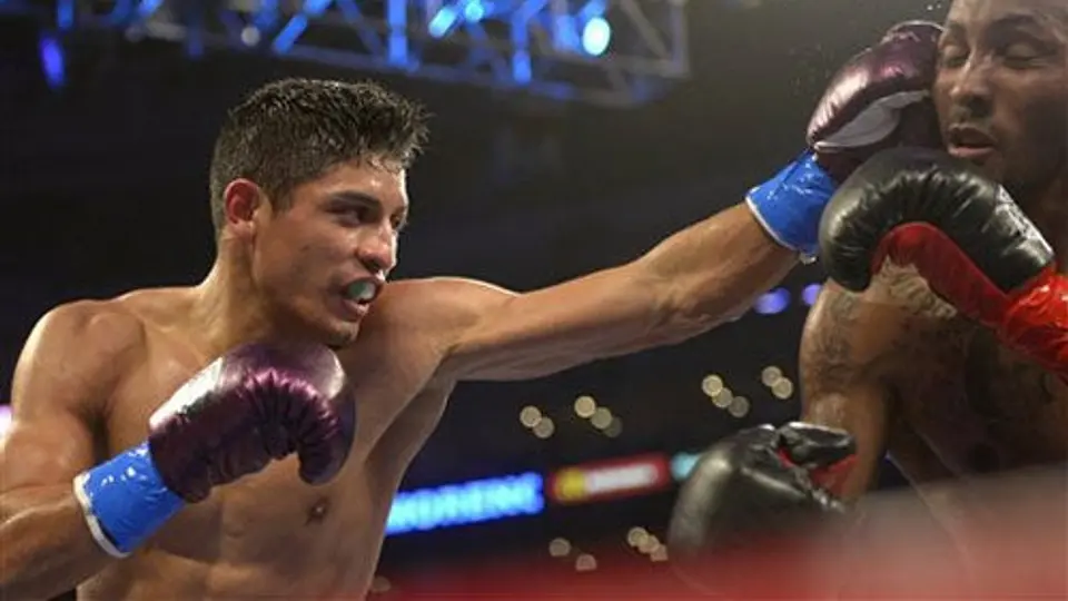 Mares vence a Moreno y retiene el cetro mundial