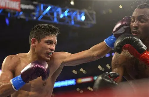 Mares vence a Moreno y retiene el cetro mundial