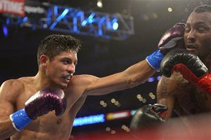 Mares vence a Moreno y retiene el cetro mundial