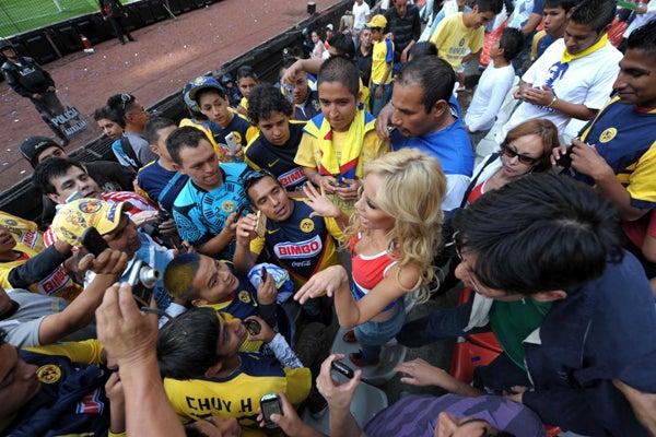 Los seguidores americanistas se mostraron gratamente sorprendidos ante la visita de la sudamericana. FOTO: ULISES BRAVO