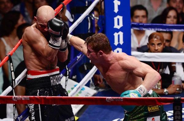 Canelo tuvo una noche tranquila y las emociones faltaron en la velada de boxeo. (FOTO: SAÚL MOLINA)
