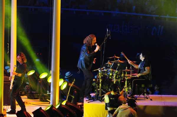 Maná interpretó un par de temas sobre la cancha del Omnilife. FOTO: EVA BECERRA