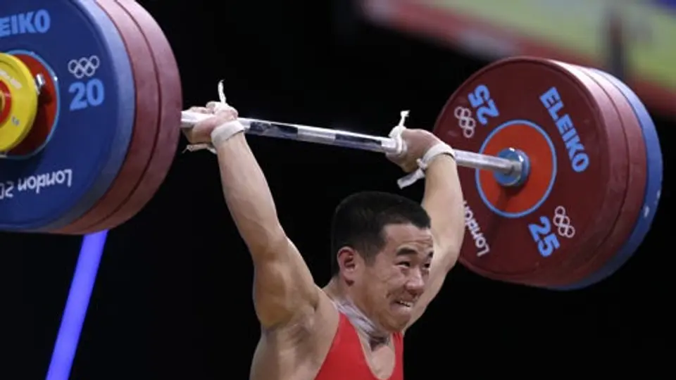 Norcoreano establece nuevo récord en halterofilia