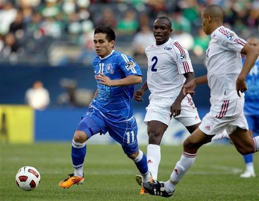 Rodolfo Zelaya aventaja a los cubanos Carlos Domingo Francisco y Janiel Marquez. FOTO: AP