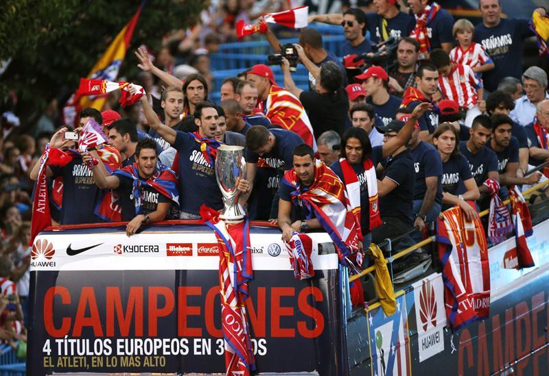 El Atleti festejó con la afición por las calles de Madrid | EFE