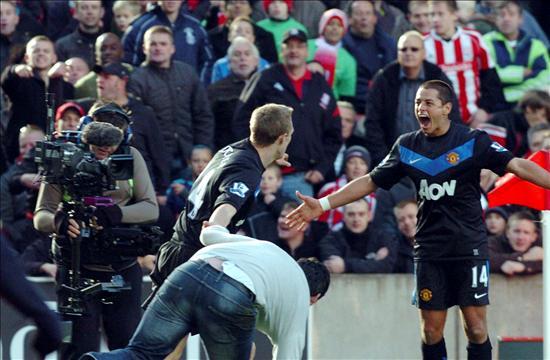 Primer doblete del Chicharito en la Premier League