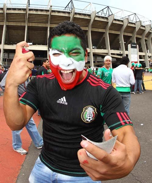 Las caras pintadas tricolor lucen en la emocionante espera de la Final. FOTO: BERNARDO MALDONADO
