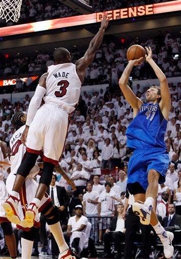 La dupla James-Wade se adjudicó 46 puntos para venir de atrás; se llevan la primera victoria de la serie. FOTO: AP