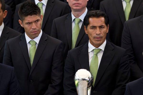 Oribe Peralta y el técnico Benjamín Galindo durante la visita a Palacio Nacional | BERNARDO MALDONADO