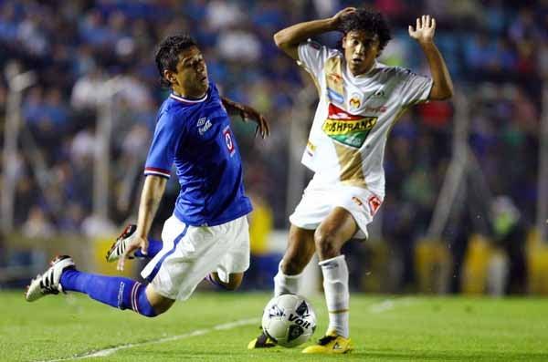 Gastelum en una jugada conflictiva (FOTO: MEXSPORT)